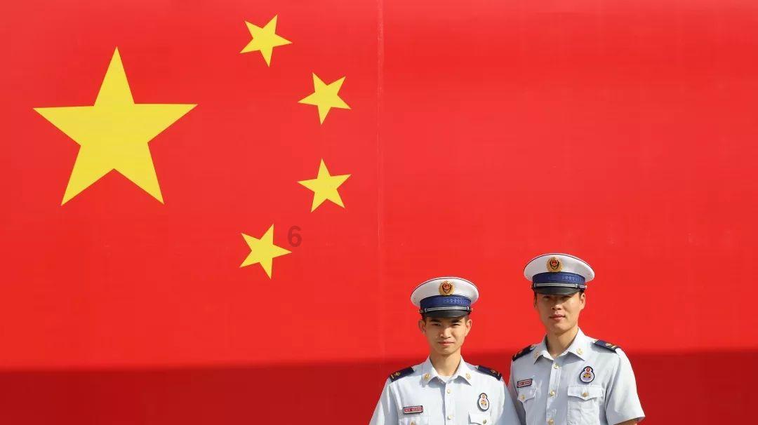 老人摔倒,消防站门口蓝朋友冲出搀扶,老人外出该如何保证安全呢?- 专业有问必答平台